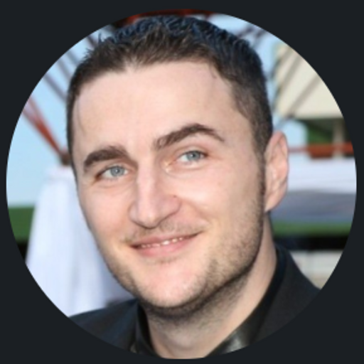 Headshot of Brite Senior Product Manager, Gerlu de Bruin, in a black jacket outdoors.