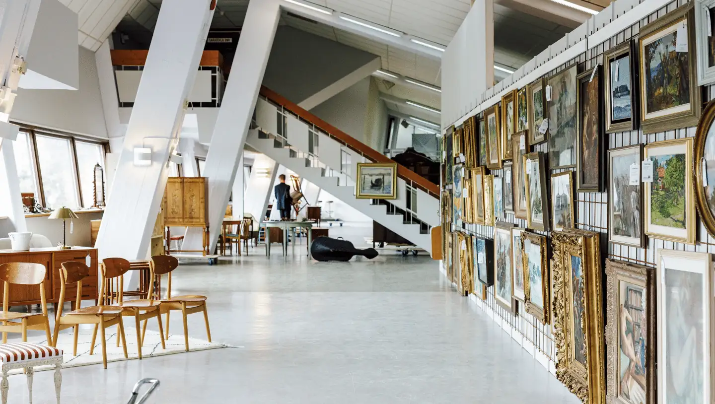 Picture of a gallery with paintings to buy